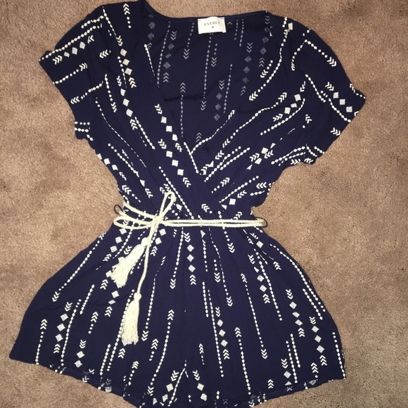 ⭐️SOLD⭐️ Navy Romper with tassle belt - Picture 2 of 3